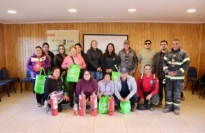 Vecinos de Flora Nativa Pehuén se capacitan en emergencias con apoyo de Quiero Mi Barrio y Bomberos de Lebu