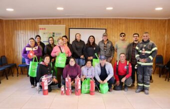 Vecinos de Flora Nativa Pehuén se capacitan en emergencias con apoyo de Quiero Mi Barrio y Bomberos de Lebu