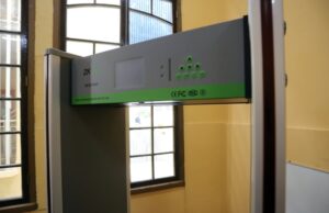 Analizan instalación de detectores de metales en establecimientos educacionales
