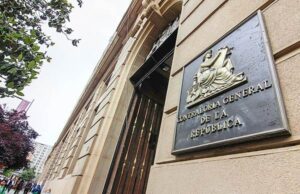 Informe de Contraloría detecta que más de 25.000 funcionarios públicos viajaron fuera del país durante licencias médicas