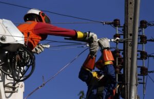 Tras sistema frontal 57 mil clientes permanecen sin luz en el Biobío