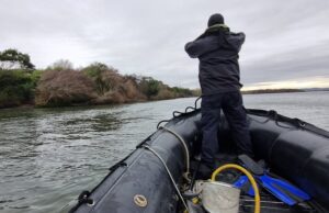 Encuentran red, motor y un ancla de la embarcación de pescadores desaparecidos