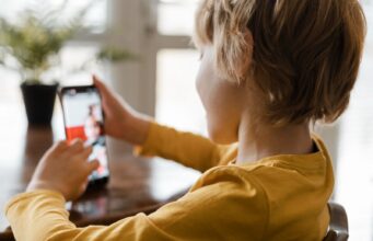 Uso recreativo de internet entre niños podría superar las 4 horas diarias en vacaciones de invierno