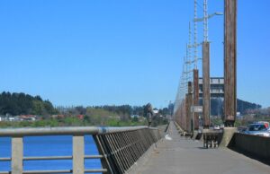 Accidente en puente Llacolén: vehículo cae al río con ocupantes atrapados
