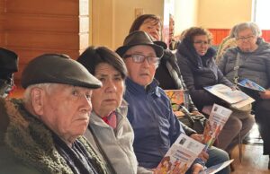 Diálogo ciudadano en Tomé entrega herramientas a adultos mayores para enfrentar la desinformación