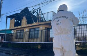 Detienen a hombre por femicidio frustrado: golpeó a su expareja con un martillo y le quemó la casa