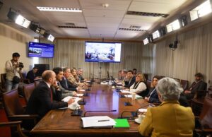 Aprueban legislar norma para instalar detectores de metales en colegios y centros de salud pública