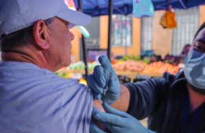 Servicio de Salud Talcahuano realiza operativo de vacunación en feria libre de Lirquén para reforzar campaña contra la influenza