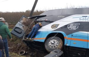 Al menos un muerto tras accidente en Ñiquén: Eme Bus chocó con vehículo y terminó volcado