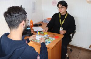 Terapeuta ocupacional del COSAM Coronel diseña herramienta lúdica para evaluación clínica