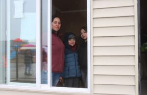 Niñas, niños y familias conocen sus futuras viviendas en Los Ángeles pese a la lluvia