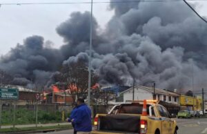 Gran incendio en bodegas de sector Chillancito genera enorme columna de humo