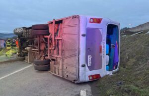 Volcamiento de bus deja un fallecido y 27 personas lesionadas en Carampangue