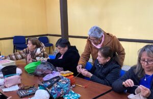 Vecinas del Cerro David Fuentes tejieron gorros para personas en situación de calle