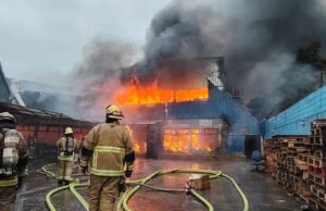 Gigantesco incendio en bodega de sector Chillancito se extiende a 7 viviendas