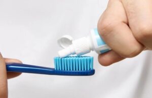 Sernac oficia a P&G por pastas dentales con fluoruro de estaño: podrían causar lesiones bucales