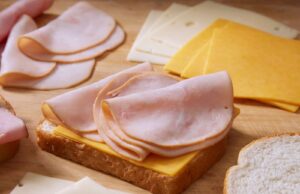 Sernac oficia a Sopraval y Ariztía por posible inclusión de pollo en pechugas de pavo