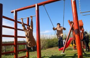 Fondo Nacional de Reconstrucción entrega juegos infantiles a Escuela Rural de Tomé destruida en incendios de 2023