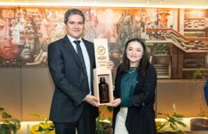 UdeC entrega el primer litro de combustible de aviación hecho con plásticos reciclados