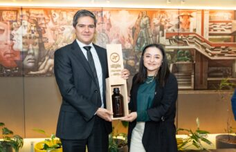 UdeC entrega el primer litro de combustible de aviación hecho con plásticos reciclados