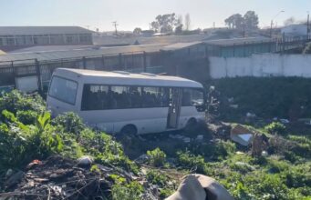 Caída de minibús escolar en una zanja deja 18 menores lesionados en Coronel