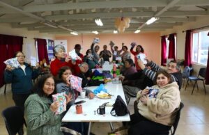 Adultos mayores de Hualqui se capacitan en confección de sacos medicinales junto a mujeres del grupo Aquelarre