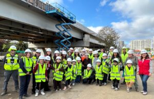 Niños de Aurora de Chile visitaron obras del Puente Chacabuco