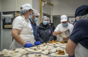 Fiscalizan elaboración y venta de empanadas y dulces chilenos en Biobío