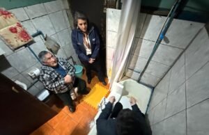 Personas mayores con movilidad reducida, reciben adaptación de ducha en Hualpén