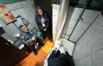 Personas mayores con movilidad reducida, reciben adaptación de ducha en Hualpén