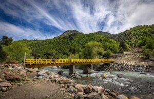 Realizan la reposición de puente que conecta a la comunidad Pehuenche Malla Malla