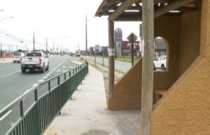 Obras de terceras pistas en ruta 160 terminaron “enrejando” paradero en Villa Coloane