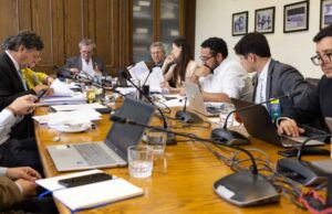 Aprueban prohibir uso de celulares en todos los niveles educativos de los colegios