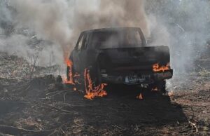 Desconocidos queman dos camiones y una máquina forestal