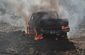 Desconocidos queman dos camiones y una máquina forestal