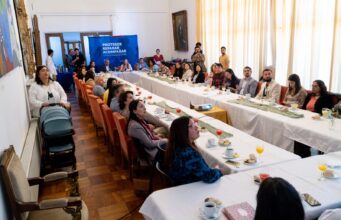 Familias de acogida compartieron sus vivencias con autoridades regionales
