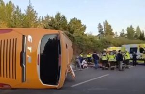 Bus se vuelca cerca de Saltos del Laja: 20 personas resultaron lesionadas