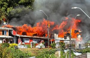 Ordenan evacuación en sector El Santo de Tomé por incendio forestal