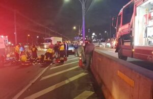 Fatal accidente en Ruta 160 deja una mujer fallecida y un hombre grave tras colisión con camión
