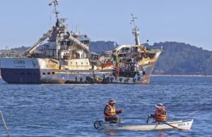 Familiares de pescadores fallecidos de la lancha Bruma estudian presentar una querella criminal en contra de Blumar, por obstrucción y encubrimiento