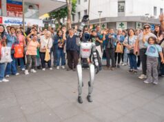 UCSC presenta su primer robot humanoide programable