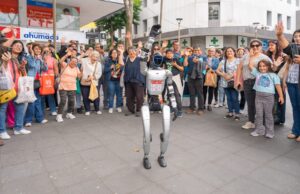 UCSC presenta su primer robot humanoide programable