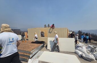 Autoridades entregan primeras viviendas de emergencia a familias damnificadas por incendios en Concepción