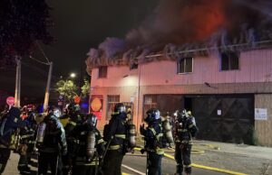 Incendio en restaurant del centro de Concepción movilizó a más de 12 carros de Bomberos