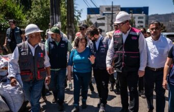 Presidente Boric visita Penco y supervisa ayuda a damnificados por incendios forestales