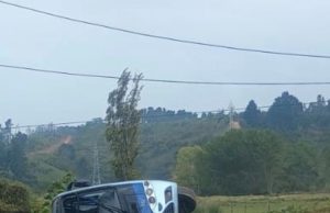 Un fallecido y dos heridos deja volcamiento de taxibus en Talcahuano