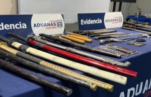 Aduana entrega 91 armas y artículos de artes marciales al Ejército