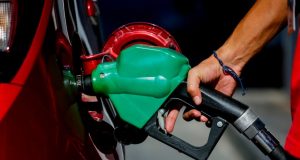 Gobierno anuncia histórica alza de combustibles: bencinas subirán 370 pesos y diésel hasta 580 pesos