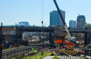 Instalan vigas en el Puente Esmeralda de Concepción