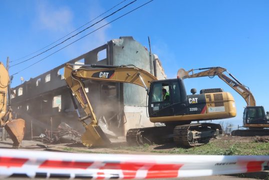 Demolición en Ríos de Chile marca inicio de la reconstrucción tras incendios en Penco